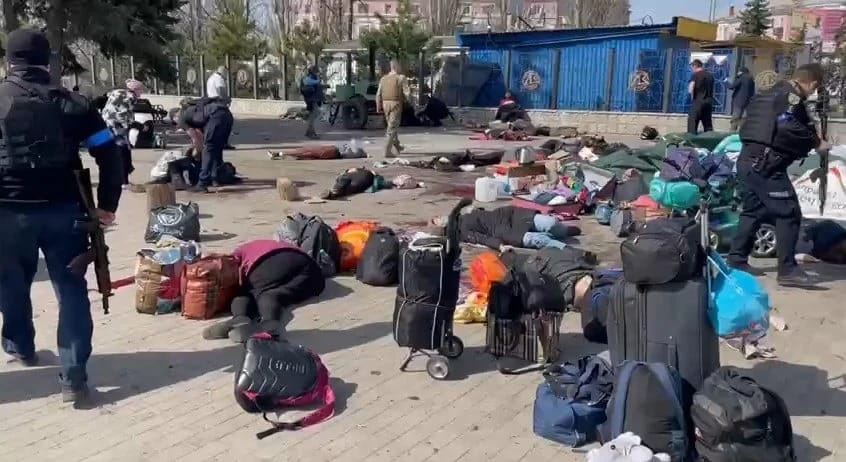 Российская армия ударила ракетами по вокзалу Краматорска, откуда эвакуировались мирные жители. Погибли более 30 человек, более 100 ранены