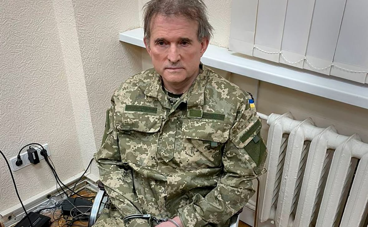Суд арестовал вагон-ресторан кума Путина Медведчука с золотым самоваром и гербами России. Самому ему продлили арест 