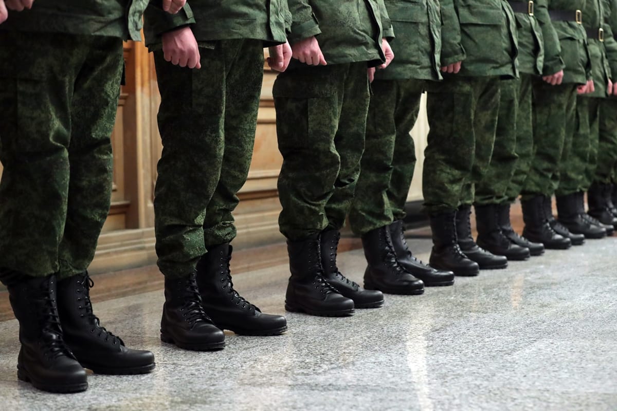 В Госдуме предложили брать в российскую армию контрактников, не проходивших срочную службу и только что окончивших школу