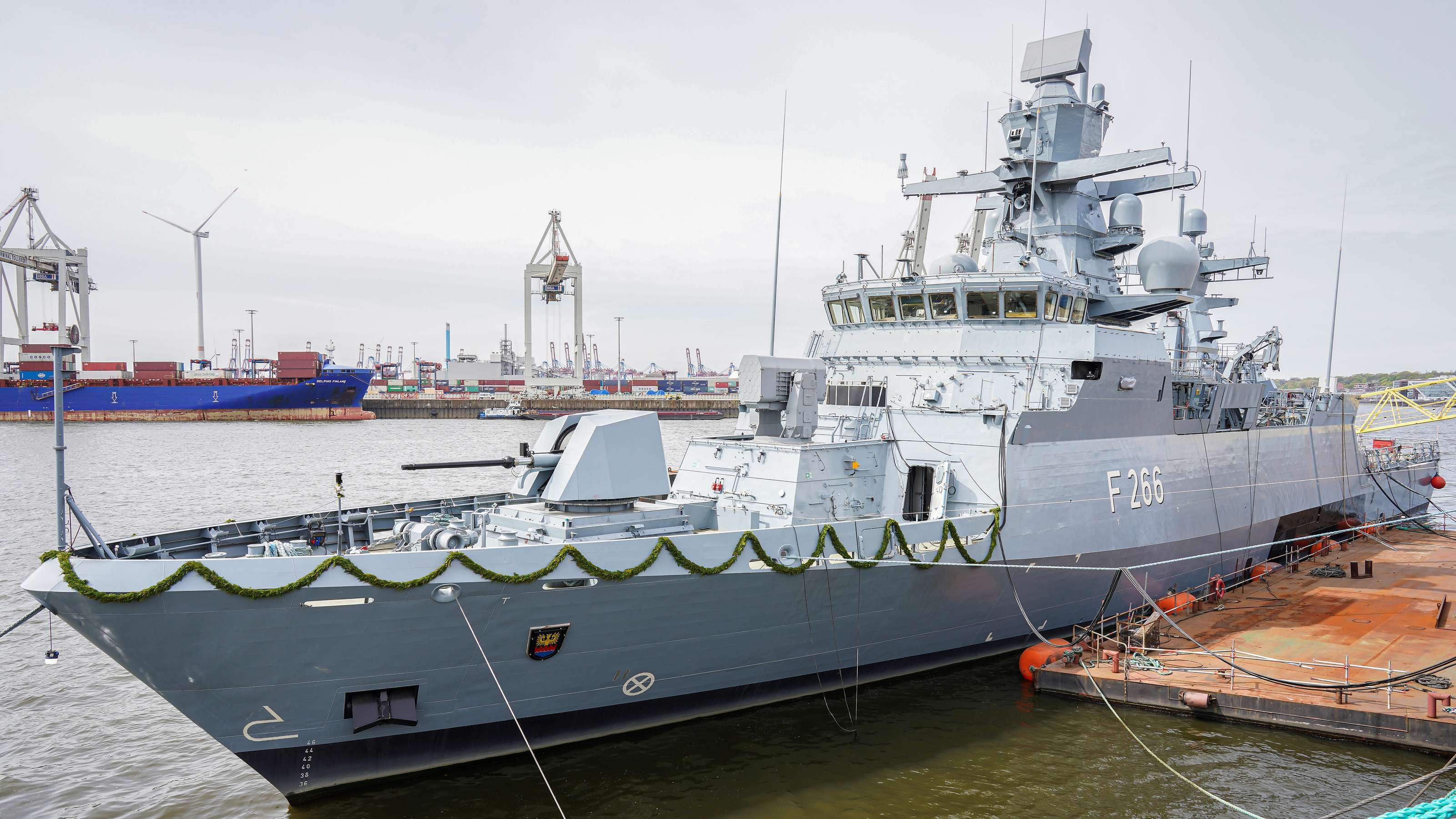 На борту нового немецкого корвета Emden была совершена диверсия: в силовую установку засыпали металлические стружки — Süddeutsche Zeitung