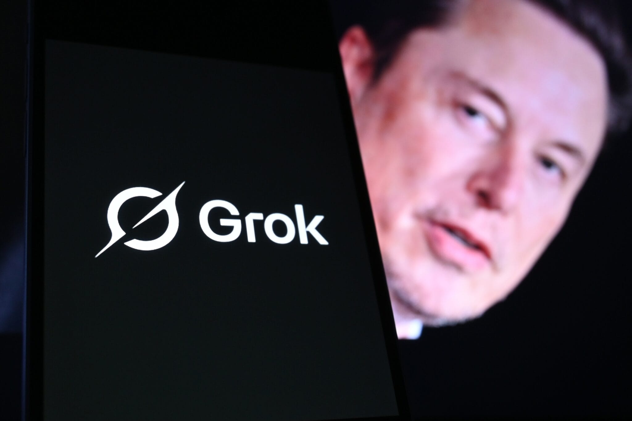 Чат-бот Илона Маска Grok публикует переписки пользователей без их ведома, которые потом индексируют поисковики