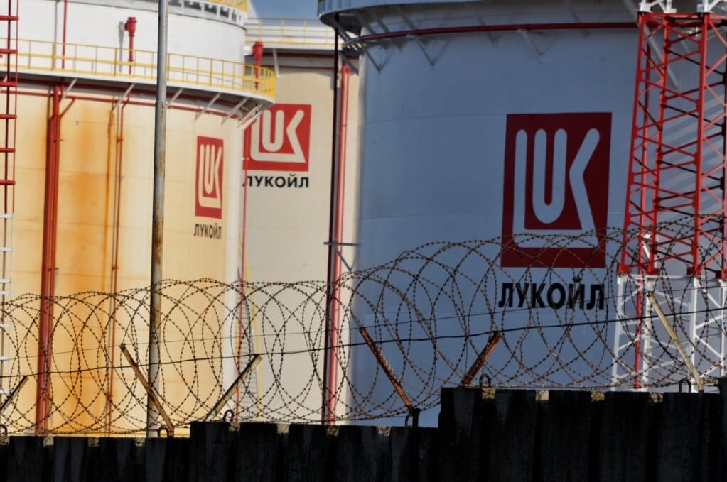 «Лукойл» попросил отсрочку для завершения операций со своими зарубежными активами после введения санкций — Reuters