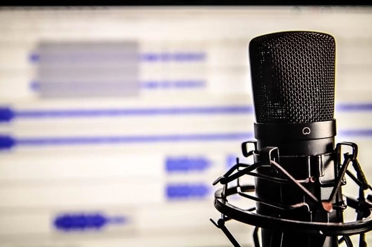 В интернет-трансляции радио «Коммерсантъ FM» зазвучали гимн Украины и антивоенные песни. Редакция объяснила это взломом хакеров