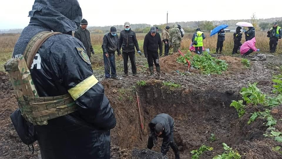 В Украине найдено еще одно массовое захоронение. На этот раз в Харьковской области